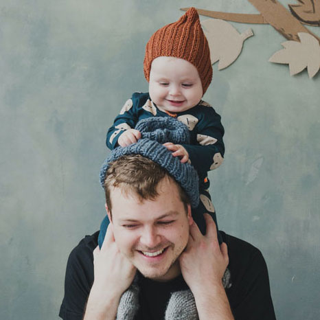 Vater trägt Baby auf den Schultern