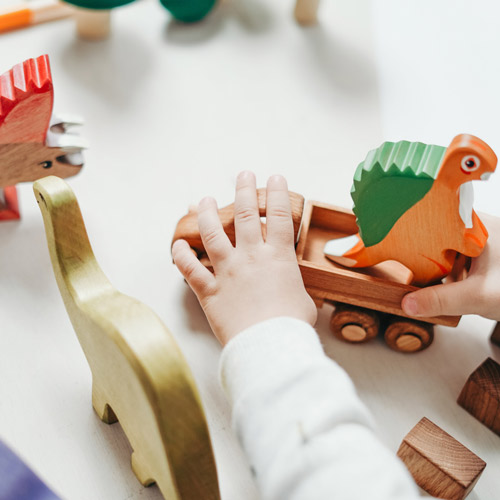 Kind spielt mit Holzspielzeug