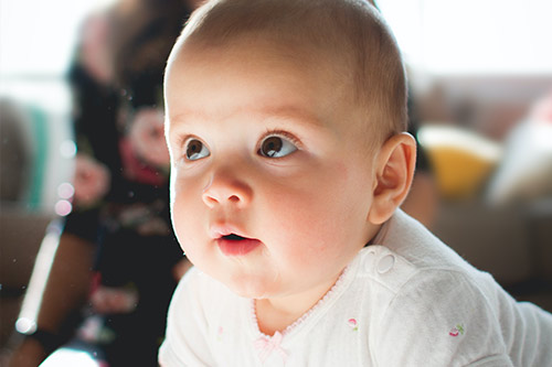 Baby krabbelt