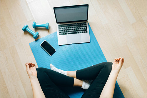 Eine Frau nimmt an einem Sport-Onlinekurs teil.