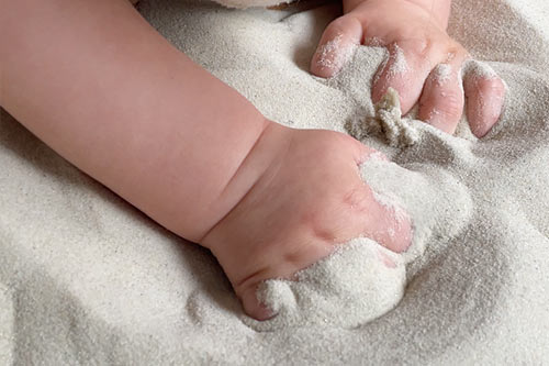 Kinderhände Sand